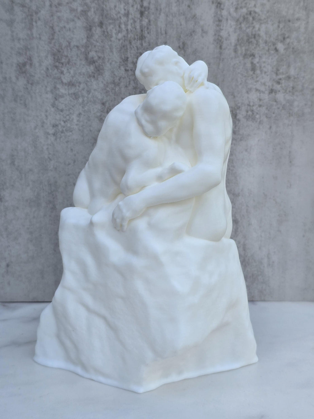 The Kiss Statue
