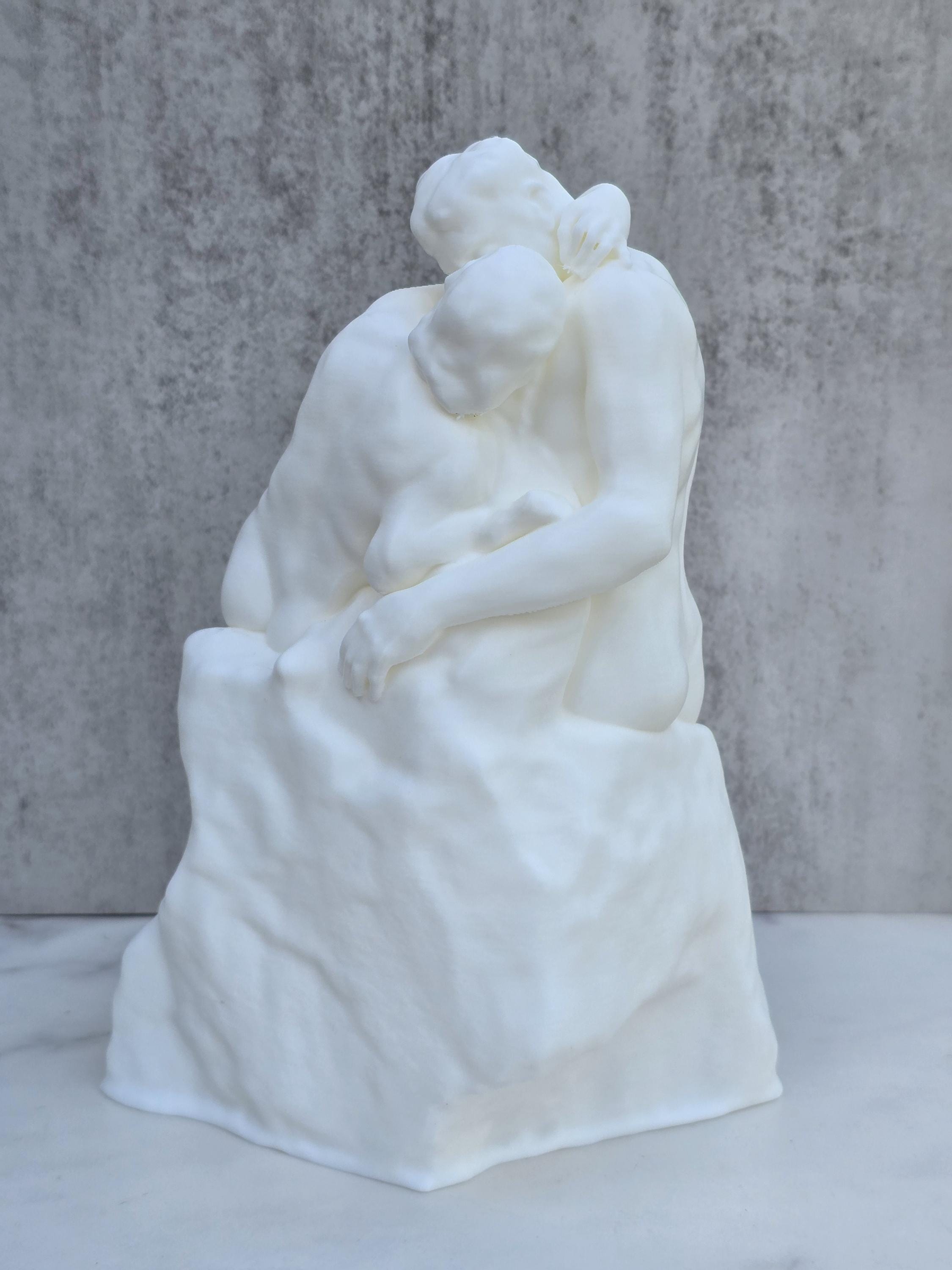 The Kiss Statue