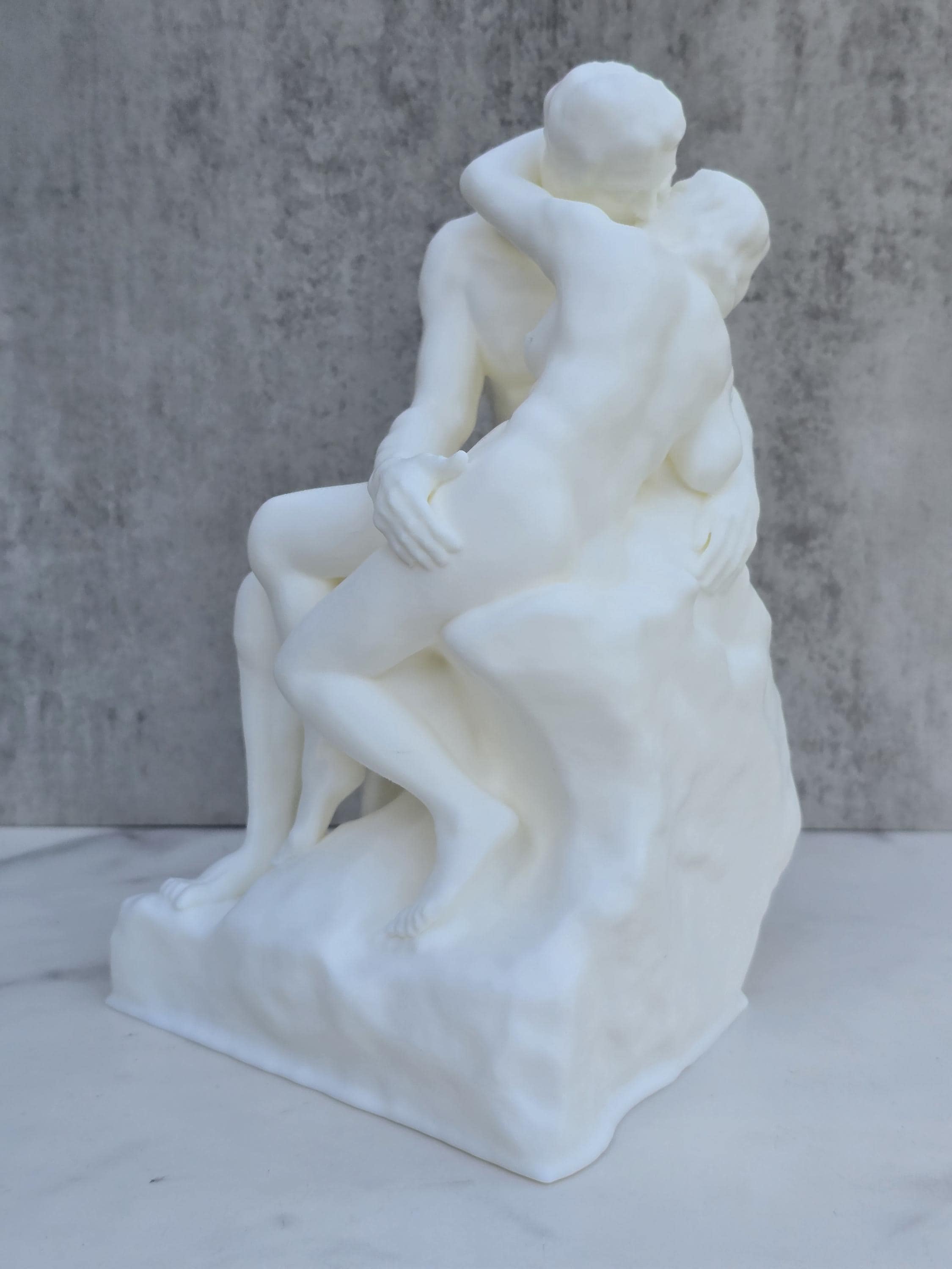 The Kiss Statue