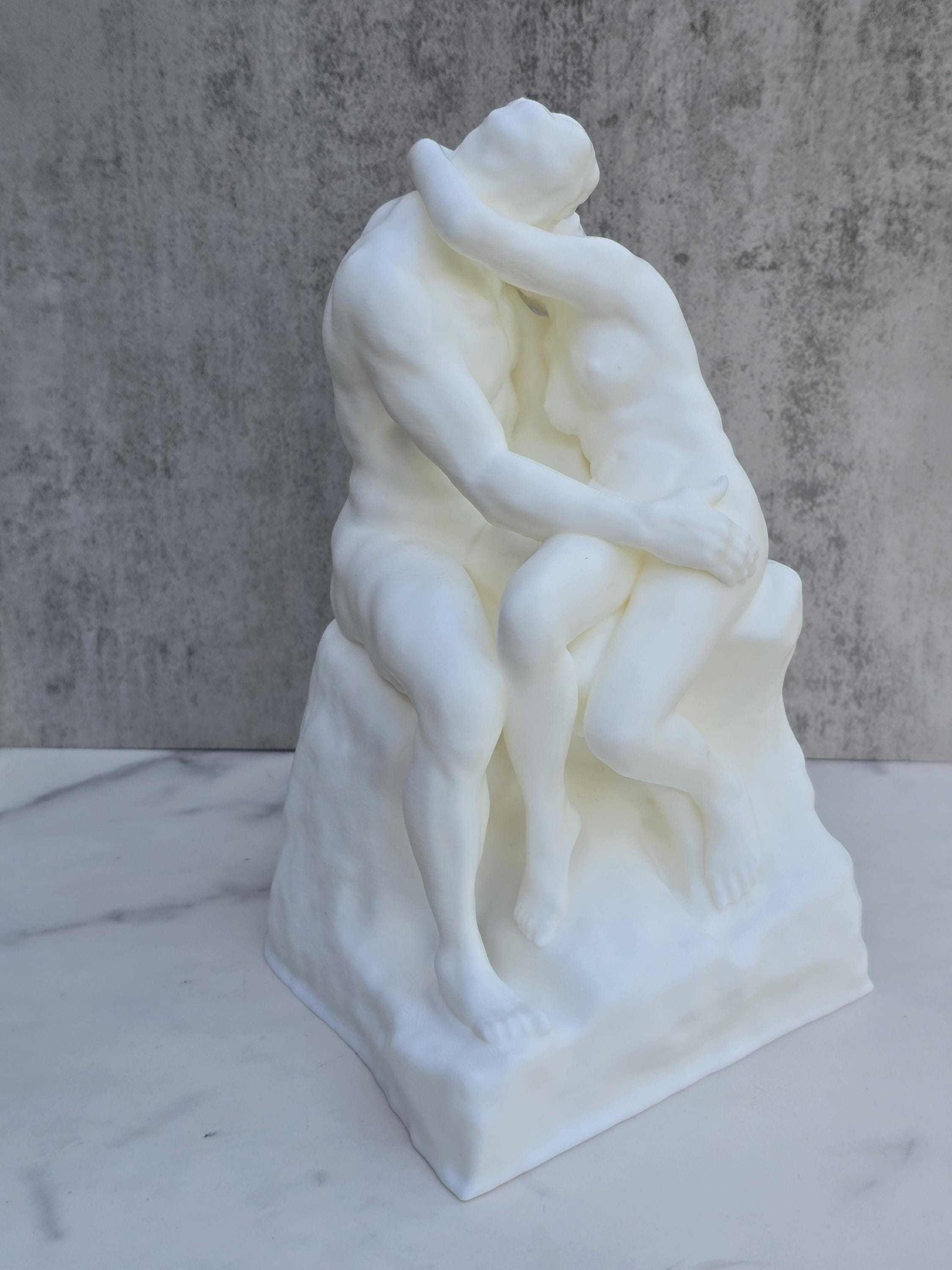 The Kiss Statue