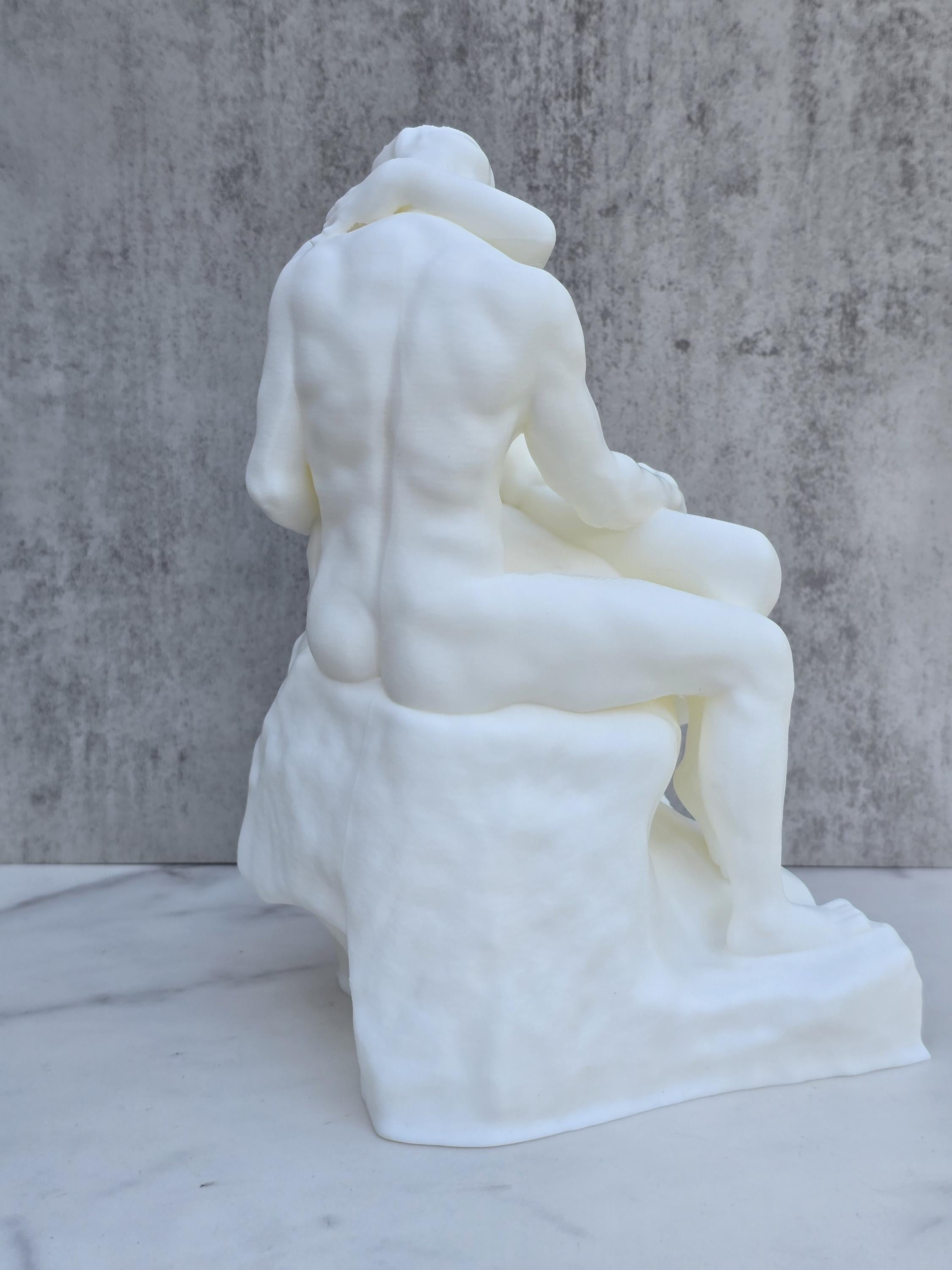 The Kiss Statue