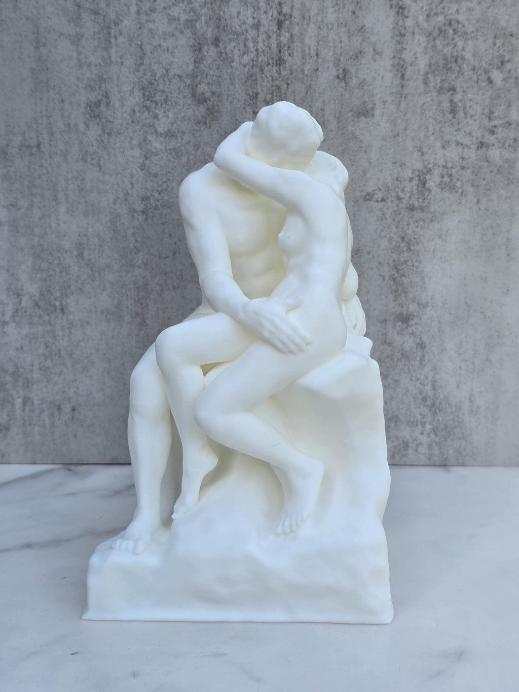 The Kiss Statue