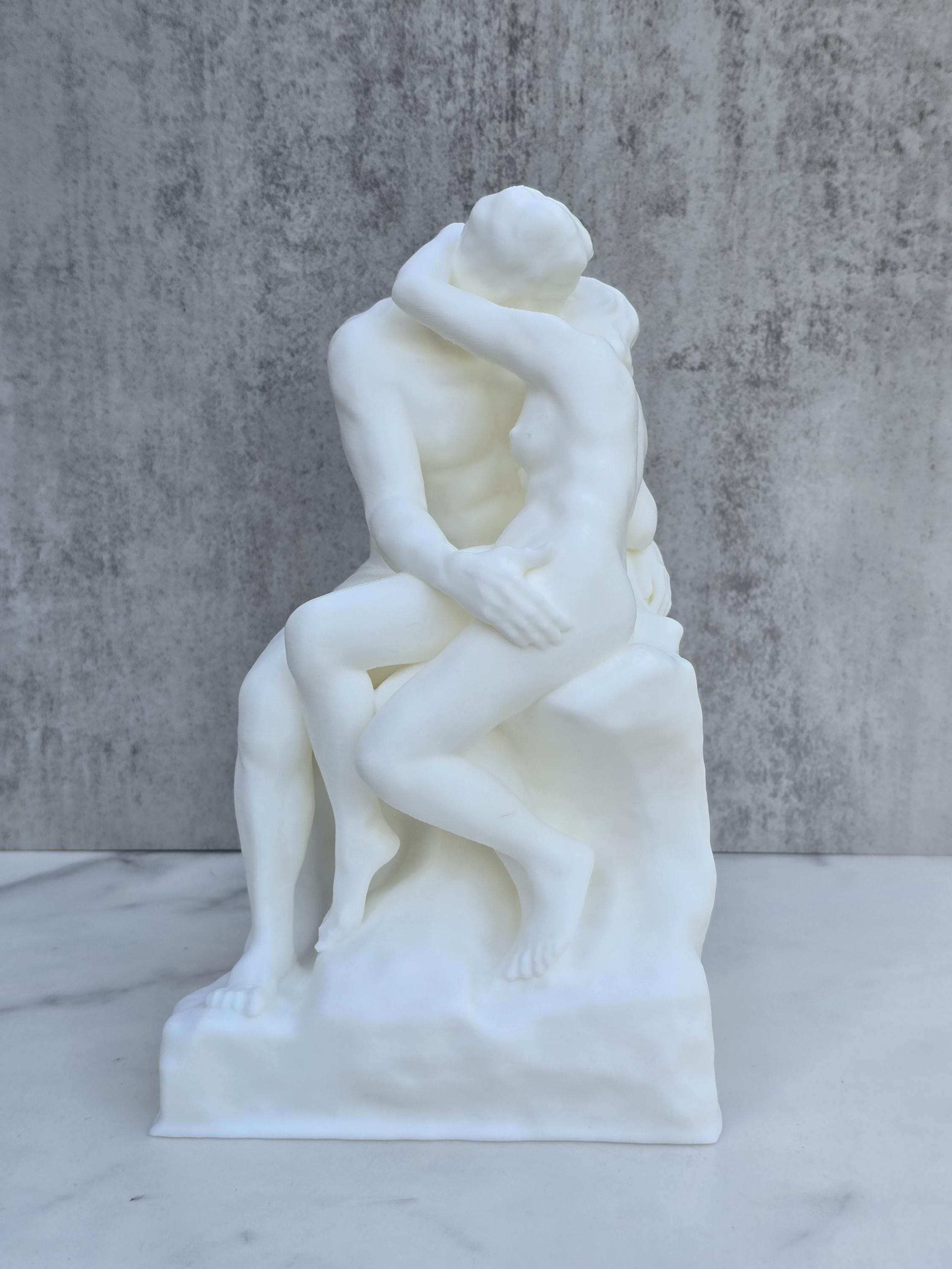 The Kiss Statue